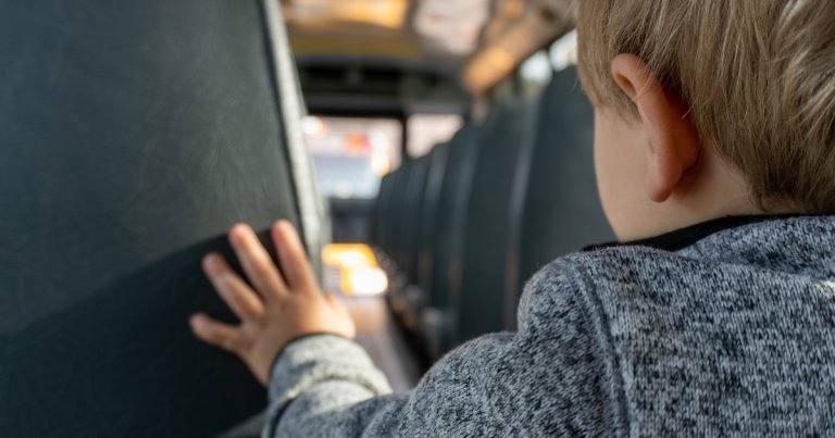 一人でスクールバスに乗る男の子（まっけんブログ）